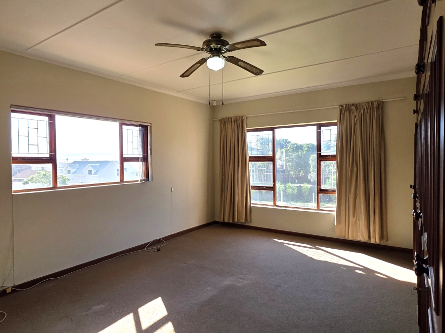 4 Bedroom Property for Sale in Wavecrest Eastern Cape
